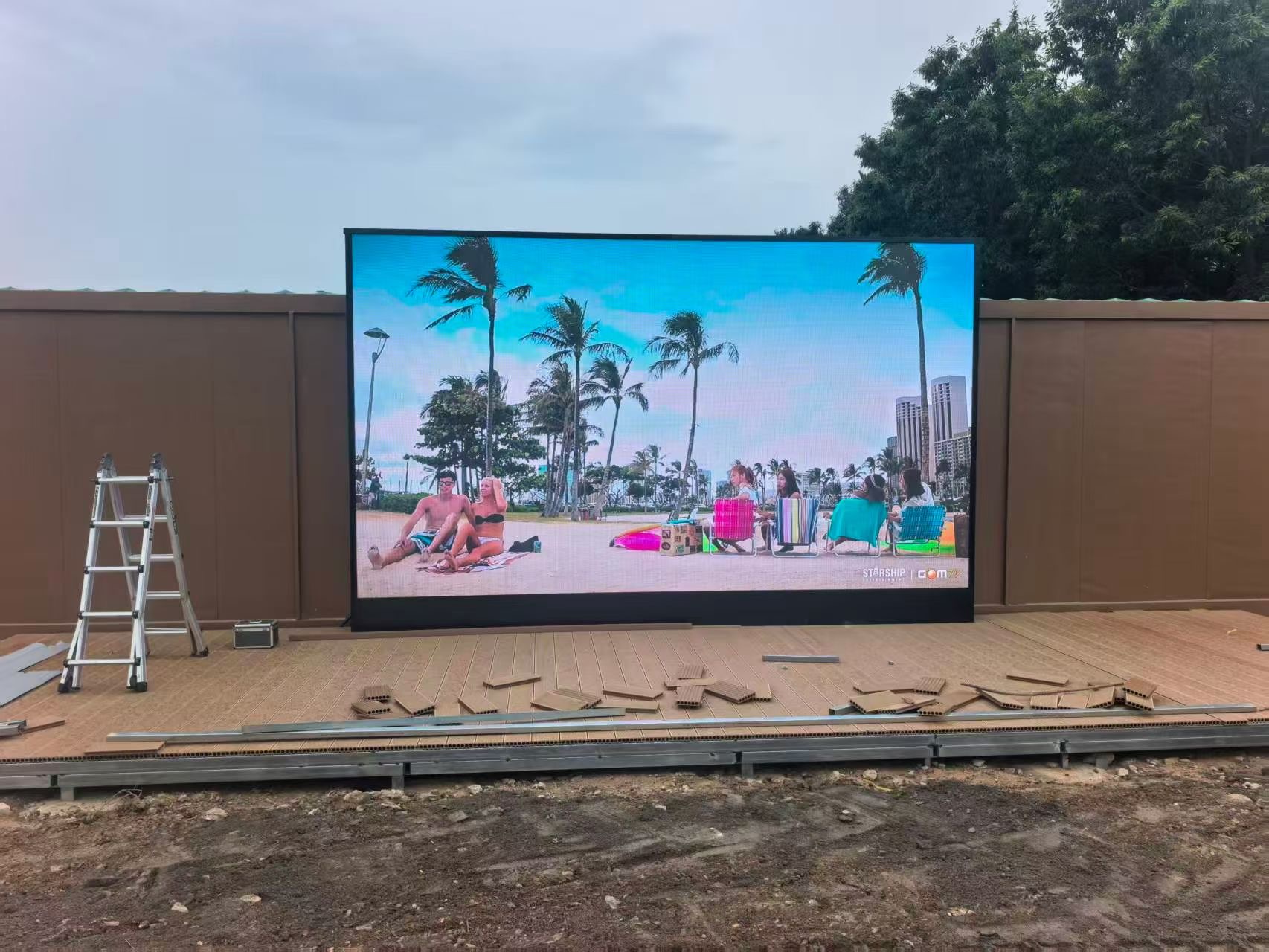 Measuring LED display refresh rate with camera and test content