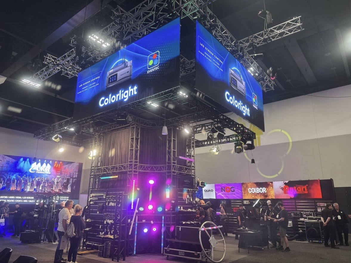 Operator using a led display cms to schedule the content